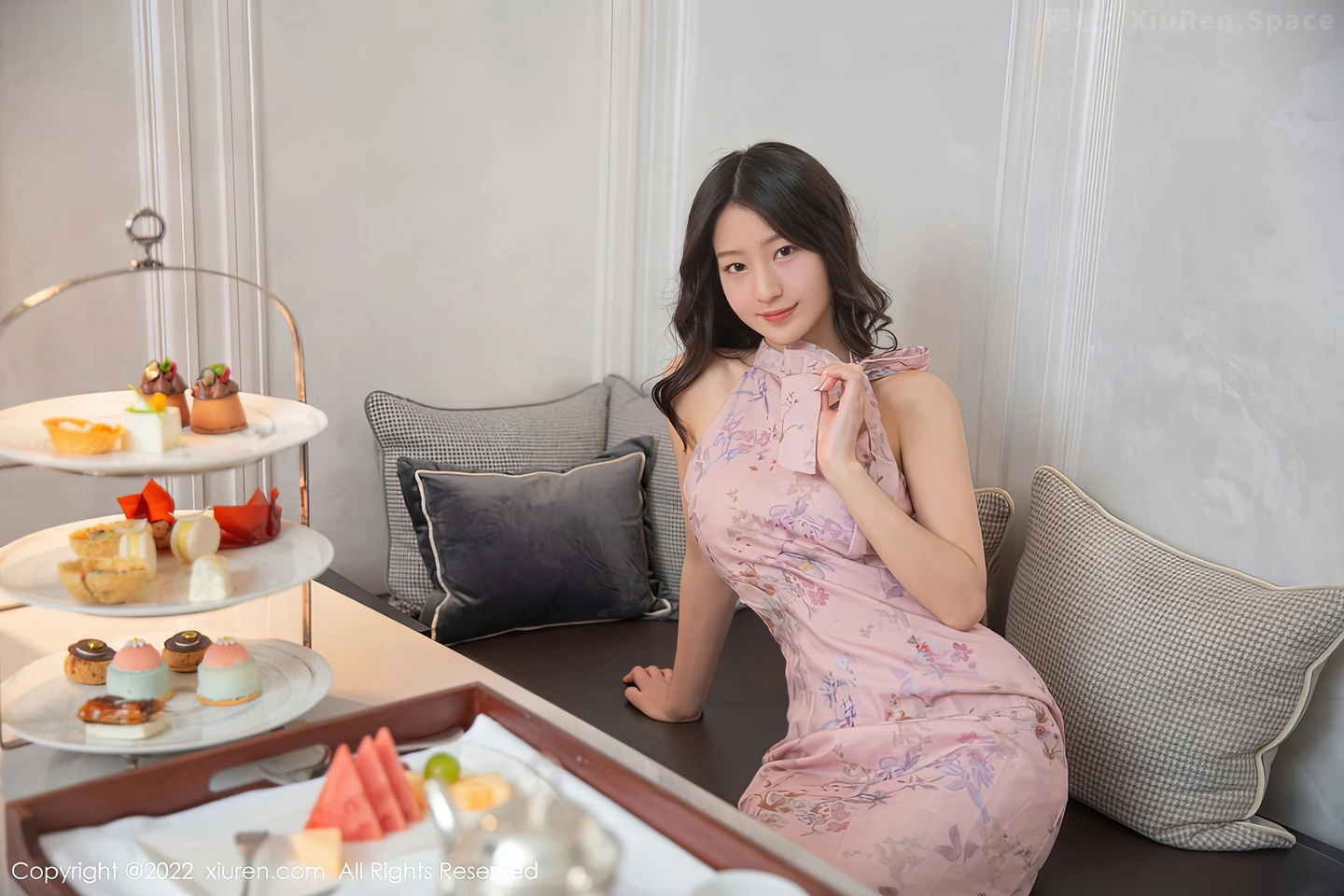 图片[5]-[XiuRen秀人网] VOL.5735 模特熊小诺北京旅拍下午茶主题粉灰连衣裙配原色丝袜诱惑写真78P-秀人网官方网站